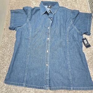 Hartwell Vintage Women's Size Large Short Sleeved Light Blue Denim Shirt NWT